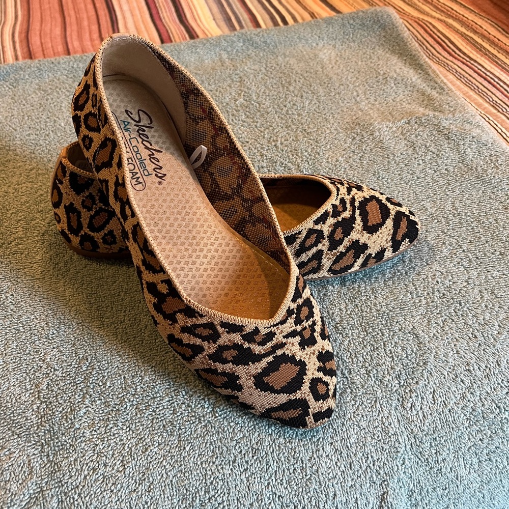 EUC LIKE NEW!! Skechers flats/just too flat for me 😬. My loss is your gain!!